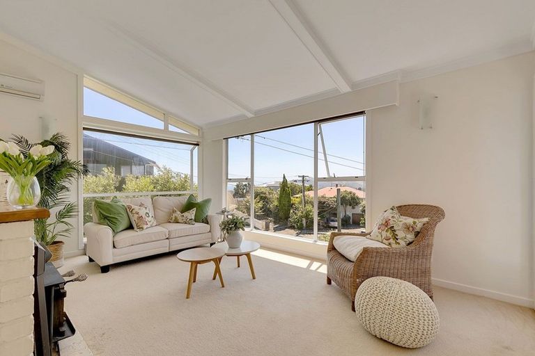 Photo of property in 2 Karoro Place, Paremata, Porirua, 5024