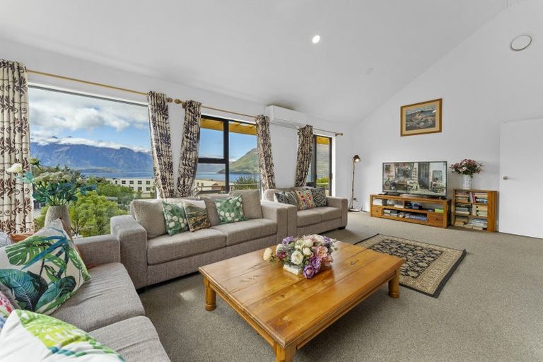 Photo of property in 24 Sainsbury Road, Fernhill, Queenstown, 9300