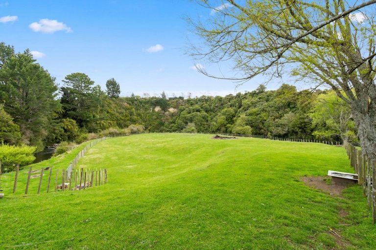 Photo of property in 111 Clifford Road, Eltham, 4322