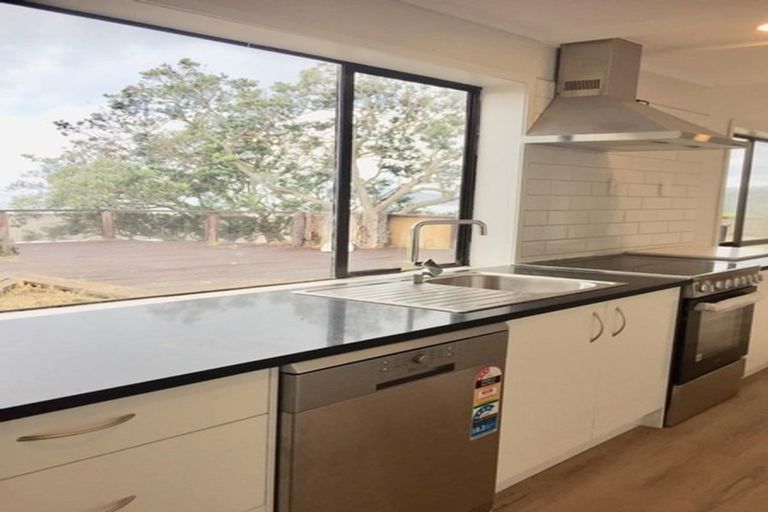 Photo of property in 18 Cliff View Drive, Green Bay, Auckland, 0604