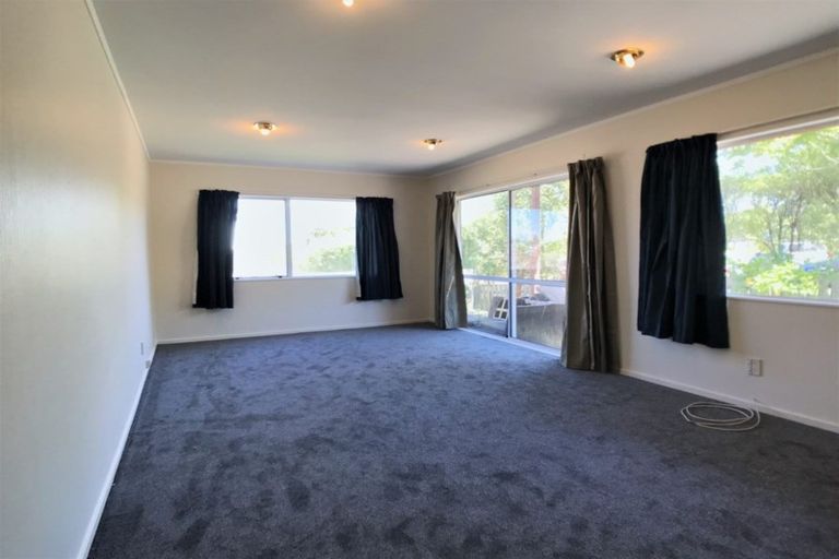 Photo of property in 1/8 Strabo Place, Windsor Park, Auckland, 0632