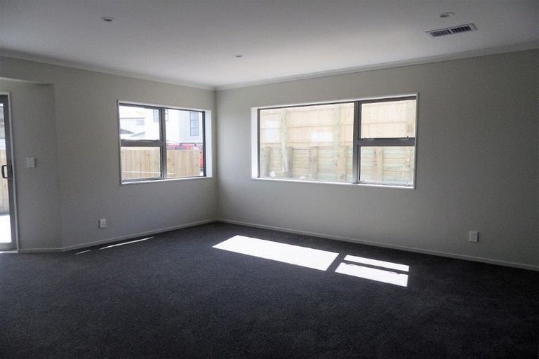 Photo of property in 5a Sandino Place, Grenada Village, Wellington, 6037