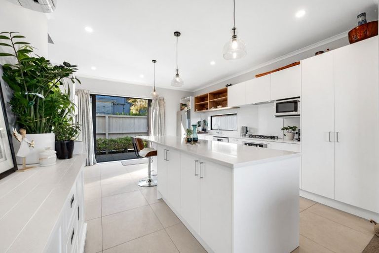 Photo of property in 13 Maureen Close, East Tamaki Heights, Auckland, 2016