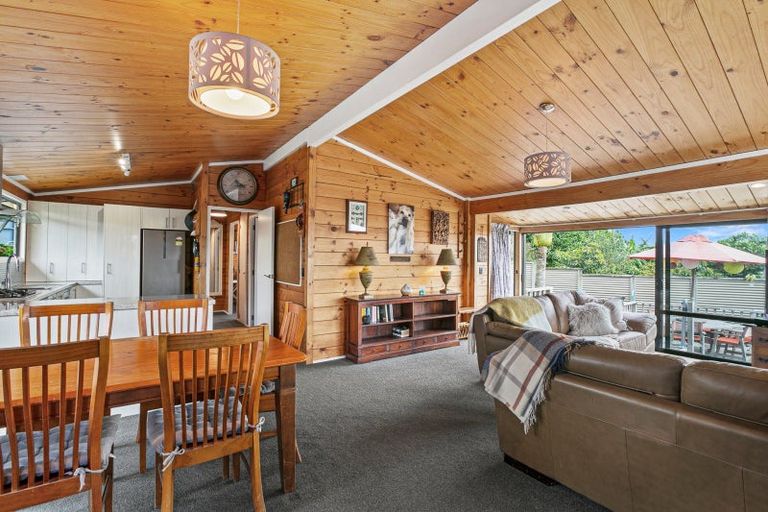 Photo of property in 10 Kaitake Place, Oakura, 4314