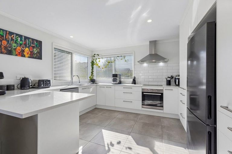 Photo of property in 18 Raynor Crescent, Pyes Pa, Tauranga, 3112