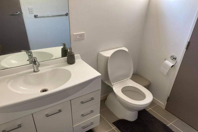 Photo of property in 14-14a Mackinnon Terrace, Sunshine Bay, Queenstown, 9300