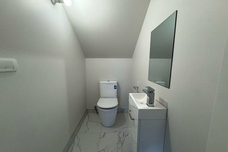 Photo of property in 18 Taurikura Way, Fairview Heights, Auckland, 0632