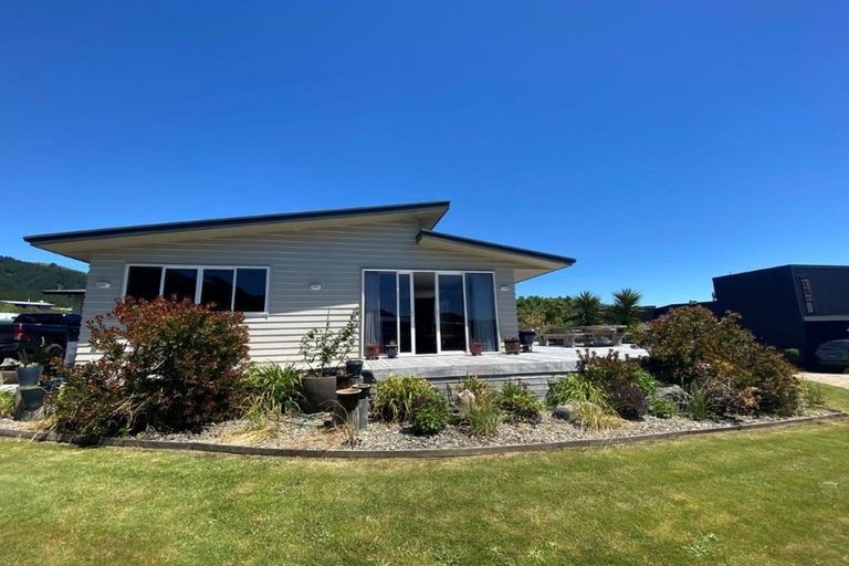 Photo of property in 25 Nyhane Drive, Ligar Bay, Takaka, 7183