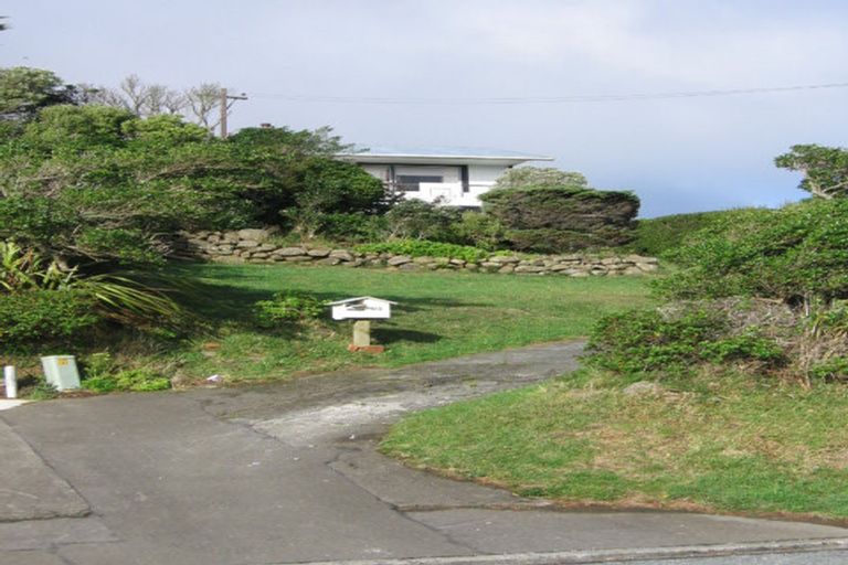 Photo of property in 22 Chapman Street, Newlands, Wellington, 6037