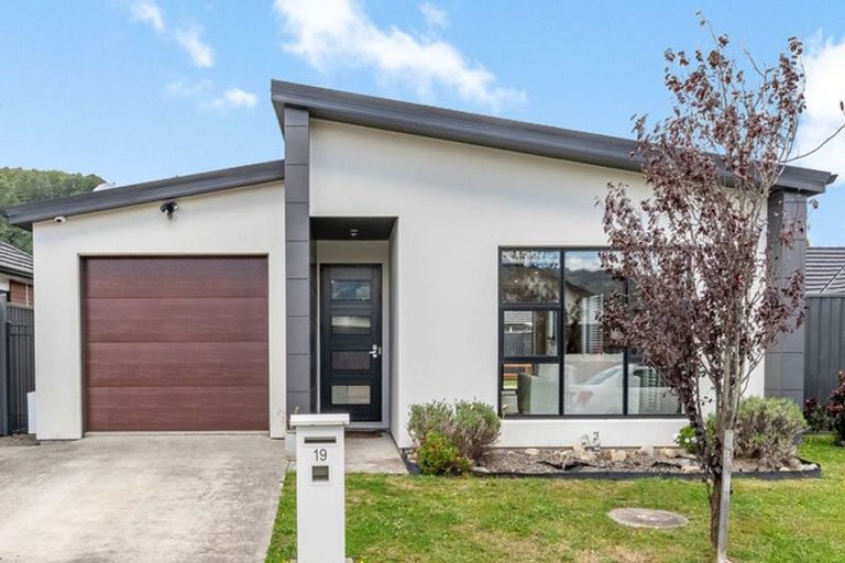 Photo of property in 19 Te Kaeaea Crescent, Wallaceville, Upper Hutt, 5018