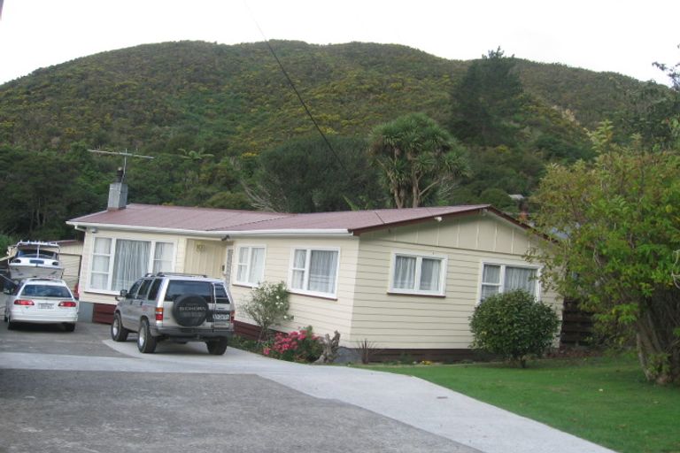 Photo of property in 11 Sunny Grove, Wainuiomata, Lower Hutt, 5014