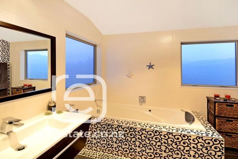 Photo of property in 16 Lakeridge Close, Northcross, Auckland, 0632