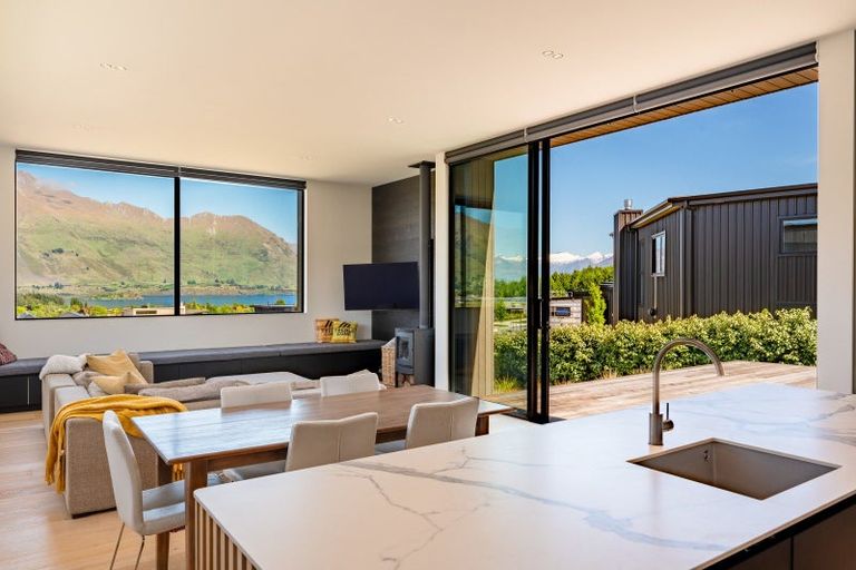 Photo of property in 6 Akitu Rise, Wanaka, 9305