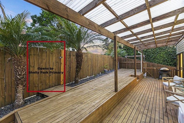 Photo of property in 31 Lastel Place, Shelly Park, Auckland, 2014