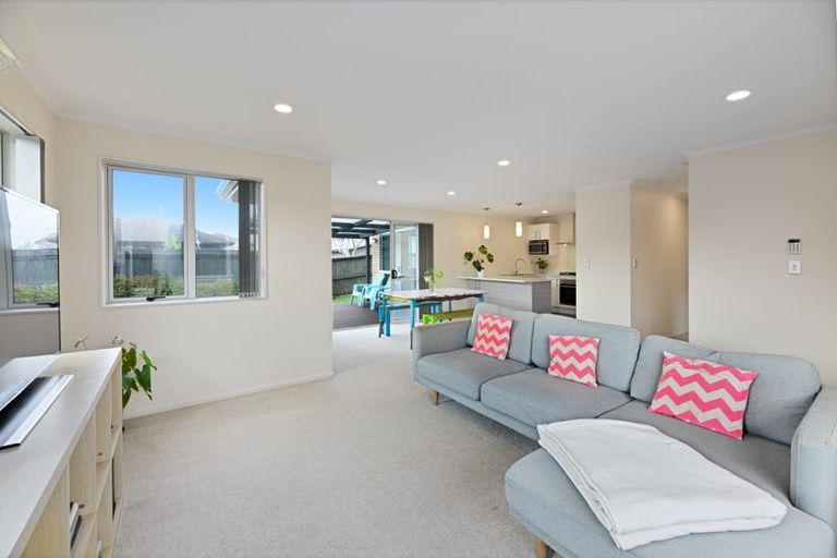 Photo of property in 106c Simpson Road, Henderson Valley, Auckland, 0614