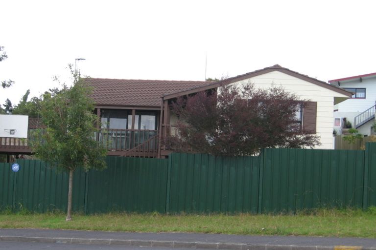 Photo of property in 18 Holmes Drive South, West Harbour, Auckland, 0618