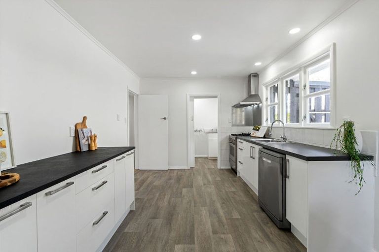 Photo of property in 4 Link Road, Newlands, Wellington, 6037