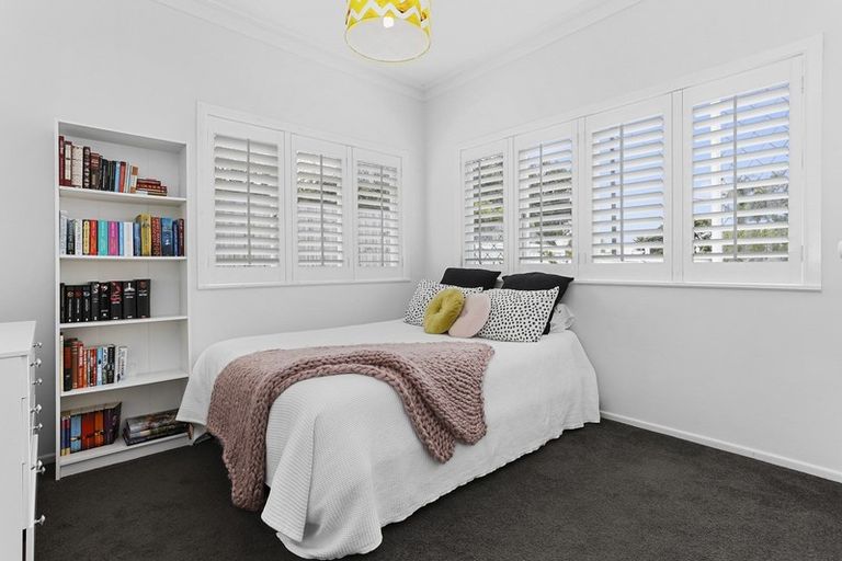 Photo of property in 35 Seaview Avenue, Northcote, Auckland, 0627