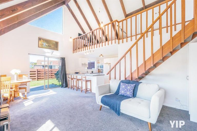 Photo of property in 27a Kingsbridge Place, Newlands, Wellington, 6037