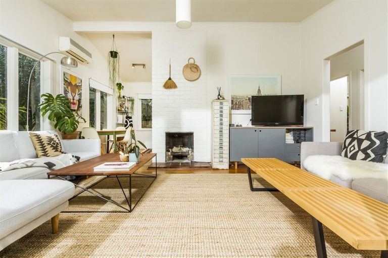 Photo of property in 1/16a Bardia Street, Belmont, Auckland, 0622