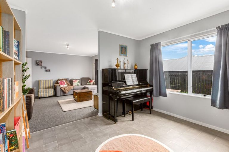 Photo of property in 2 Coventry Close, Ascot Park, Porirua, 5024