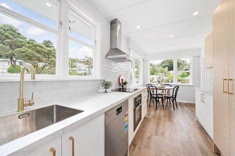 Photo of property in 5 Omega Street, Newlands, Wellington, 6037