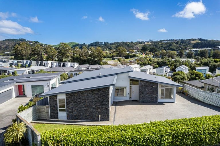 Photo of property in 27 Flotilla Place, Whitby, Porirua, 5024