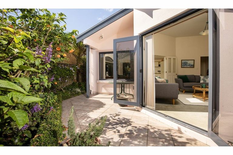 Photo of property in 480b Devonport Road, Tauranga South, Tauranga, 3112