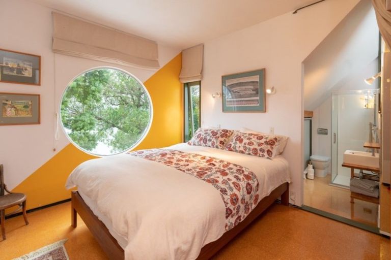 Photo of property in 22 Fortification Road, Karaka Bays, Wellington, 6022