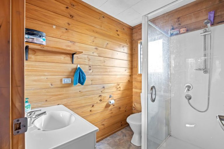 Photo of property in 46 Easton Park Parade, Glenfield, Auckland, 0629