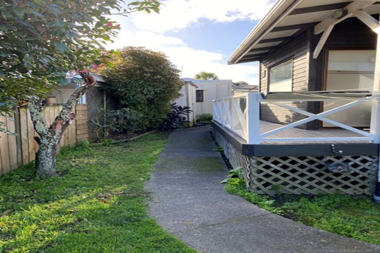 Photo of property in 1/2 Coniston Avenue, Te Atatu South, Auckland, 0610