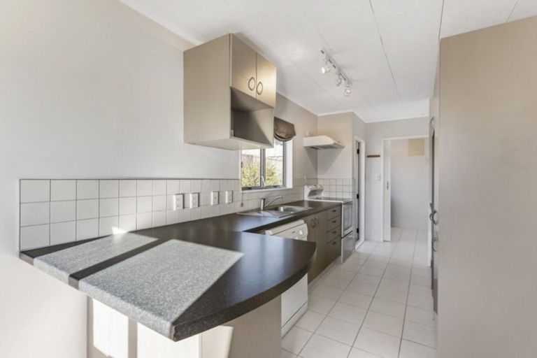 Photo of property in 2/8 Helena Street, Massey, Auckland, 0614