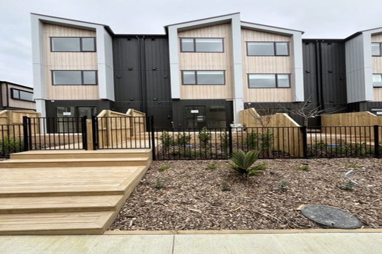 Photo of property in 5 Paetai Lane, Te Atatu Peninsula, 0610