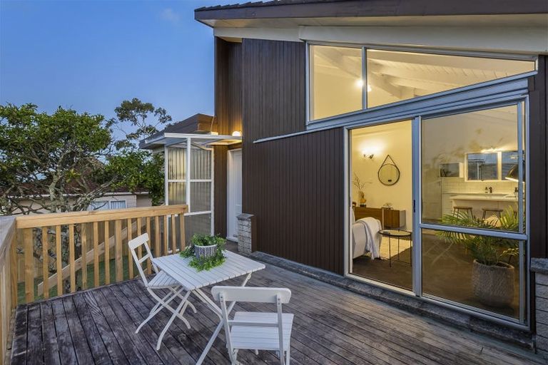 Photo of property in 2/307 Wairau Road, Totara Vale, Auckland, 0627