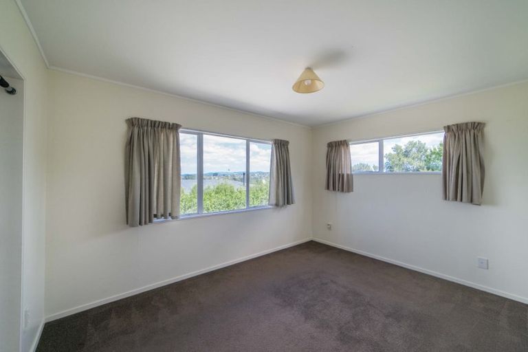 Photo of property in 11 Worthington Place, West Harbour, Auckland, 0618