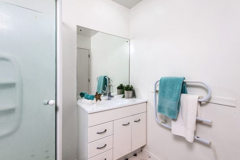 Photo of property in 59 Dress Circle, Newlands, Wellington, 6037