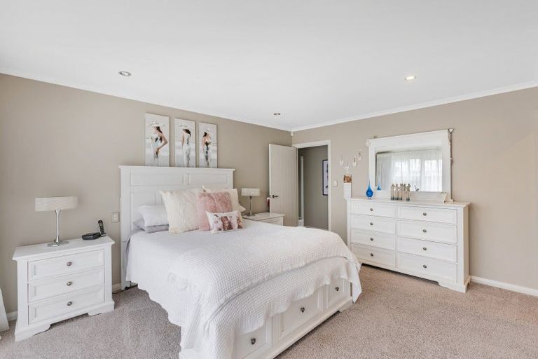 Photo of property in 11 Monaco Grove, Fitzherbert, Palmerston North, 4410