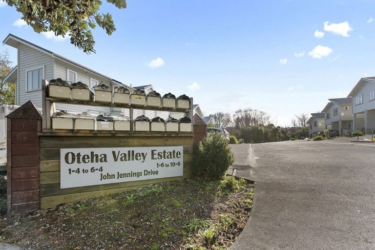Photo of property in 2/6 John Jennings Drive, Oteha, Auckland, 0632