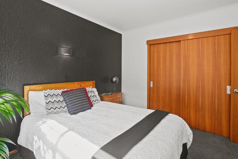 Photo of property in 8 Spencer Place, Merrilands, New Plymouth, 4312