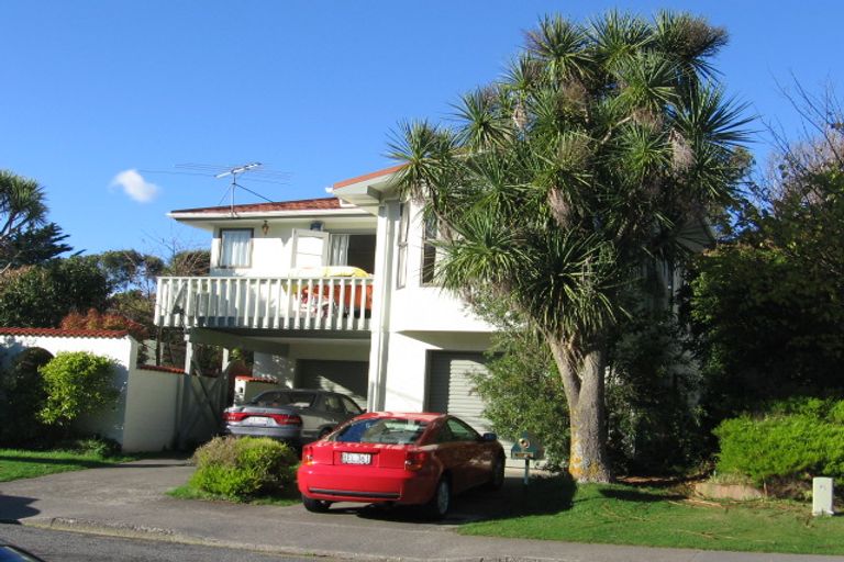 Photo of property in 96 Churton Drive, Churton Park, Wellington, 6037