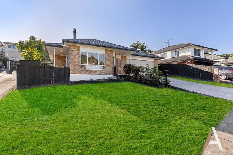 Photo of property in 17 De Havilland Drive, Goodwood Heights, Auckland, 2105