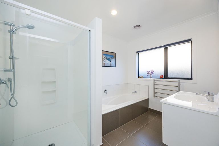 Photo of property in 12 Ron Place, Fitzherbert, Palmerston North, 4410