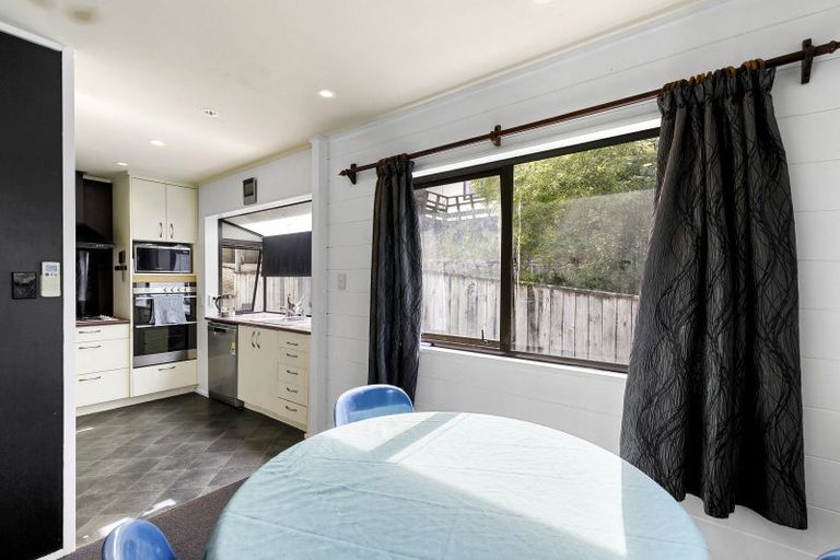 Photo of property in 6 Serenity Grove, Maoribank, Upper Hutt, 5018