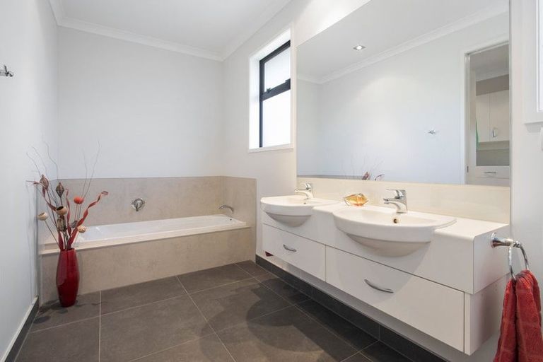 Photo of property in 28 Noble Johnston Drive, Katikati, 3129