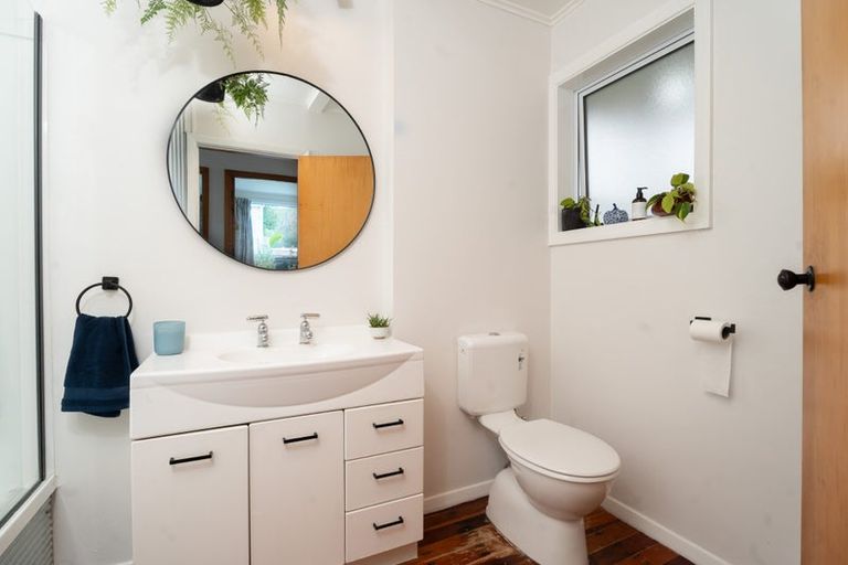 Photo of property in 32 Davidson Crescent, Tawa, Wellington, 5028