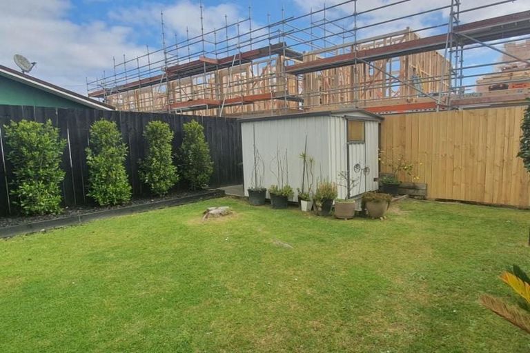 Photo of property in 6 Yeovil Road, Te Atatu Peninsula, Auckland, 0610