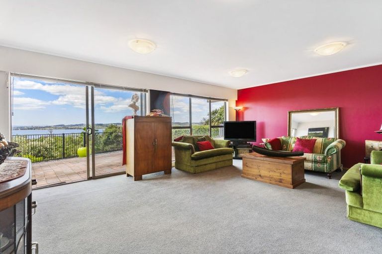 Photo of property in 2/7 Pounamu Place, Shelly Park, Auckland, 2014