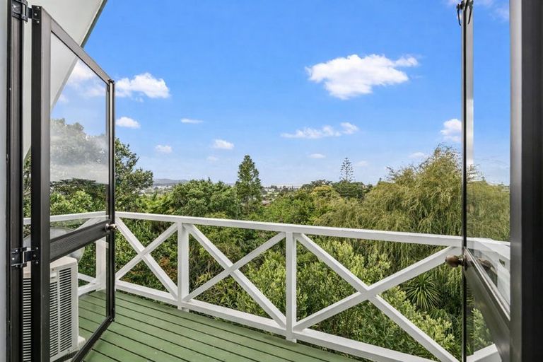 Photo of property in 11 Moffat Road, Red Beach, 0932