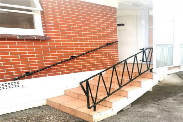 Photo of property in 14 La Trobe Street, Pakuranga Heights, Auckland, 2010