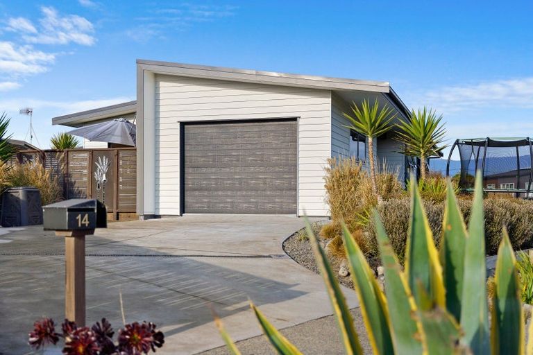 Photo of property in 14 Seagrass Place, Otaki Beach, Otaki, 5512